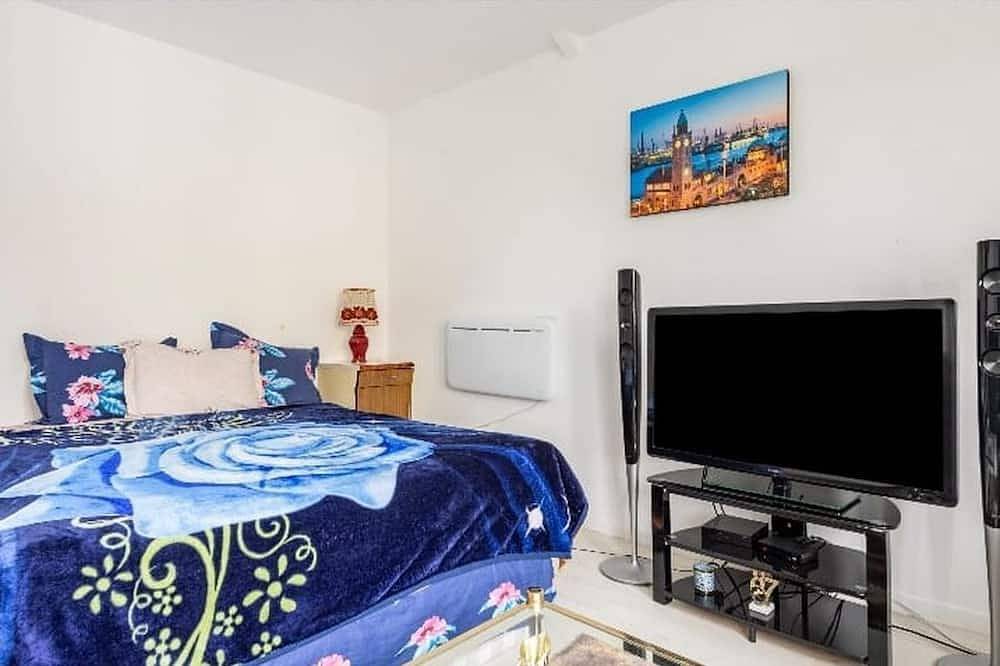 Entire apartment, Exclusive studio with an office, balcony, Wi-Fi & free parking spot in Évry-Courcouronnes, Essonne