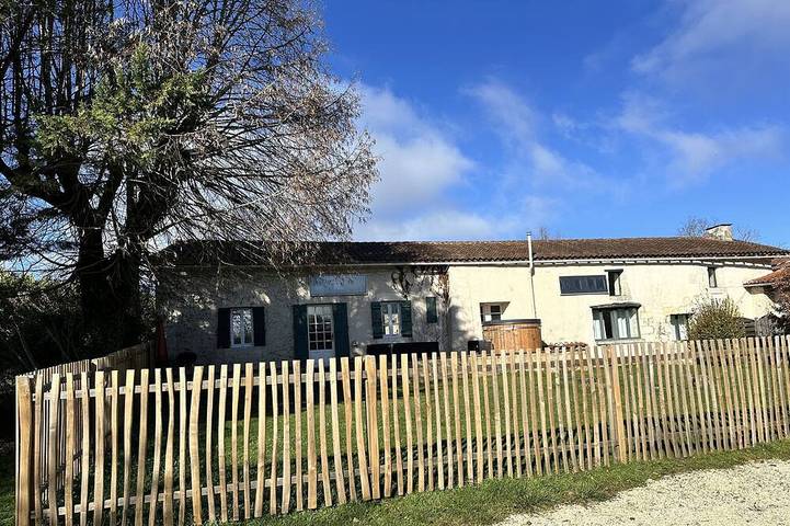 Location de vacances pour 6 personnes, avec Jacuzzi et Jardin ainsi que Piscine et Sauna à Saint-Just (Aquitaine)