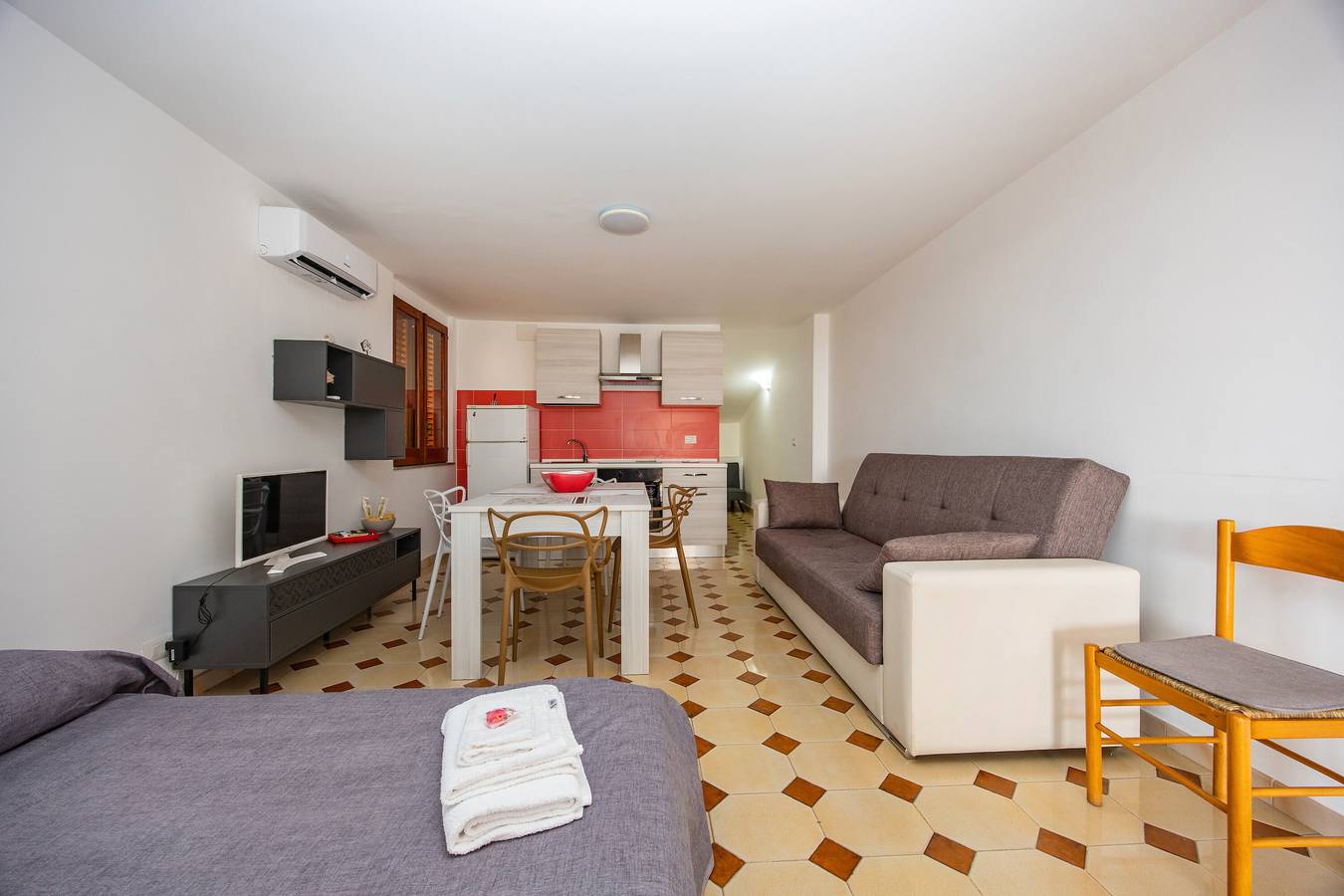 Entire apartment, Apartment 'Casa Artale' with Shared Terrace and Air Conditioning in Capo d'Orlando, Messina Province