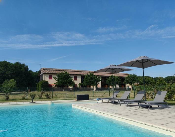 Gîte pour 4 personnes, avec Balcon et Terrasse ainsi que Jardin et Piscine à Pardaillan
