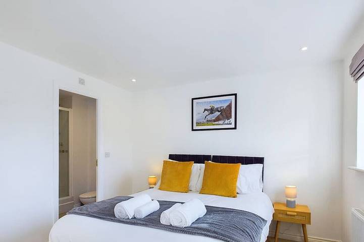 Spacious House | Parking | Business & Leisure in Cheltenham, Gloucestershire