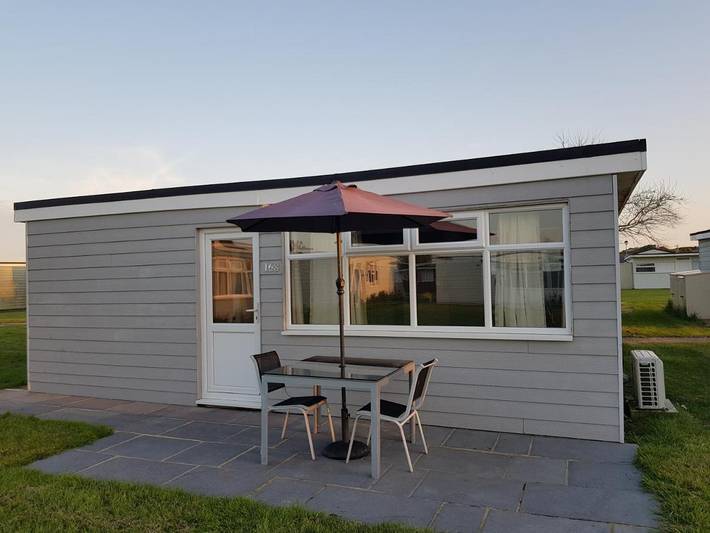 Chalet for 5 people, with Hot tub and Terrace as well as Garden and Pool in Camber Sands