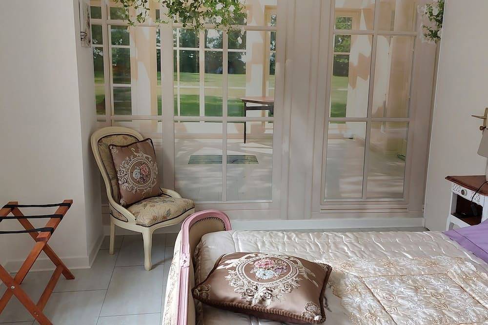 In Guerlédan, B&B near the lake and cycle path in Mûr-de-Bretagne, Guingamp region