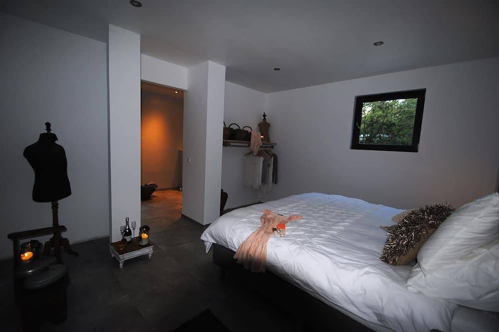 Villa boutique de lujo con piscina privada y jacuzzi, diseño industrial in Lachapelle-Auzac, Lot