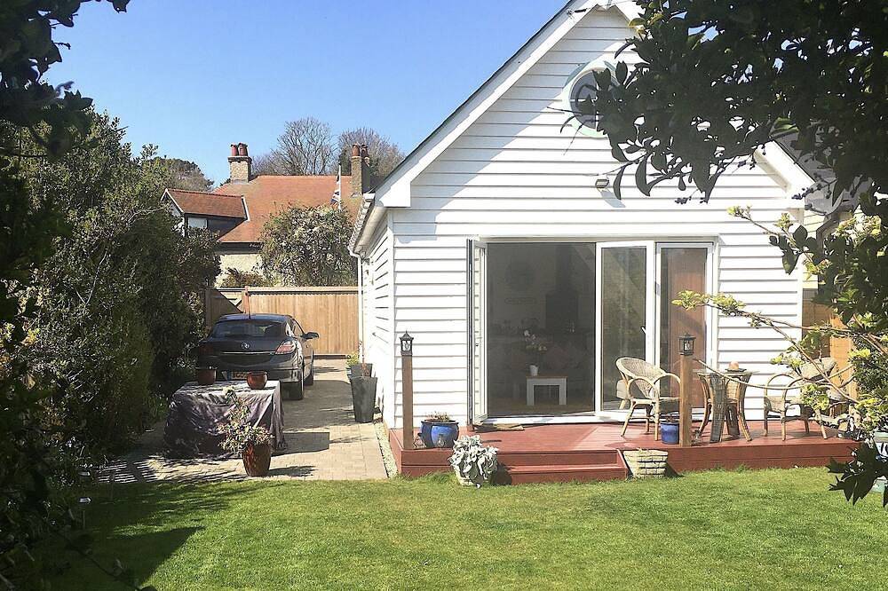 Ganze Wohnung, Idyllic coastal cottage with private beach hut - Sea Rose Cottage in Kingsdown, Kent