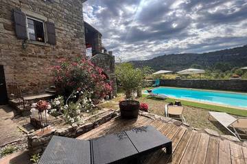 Gîte pour 10 personnes, avec piscine et jardin à Les Assions