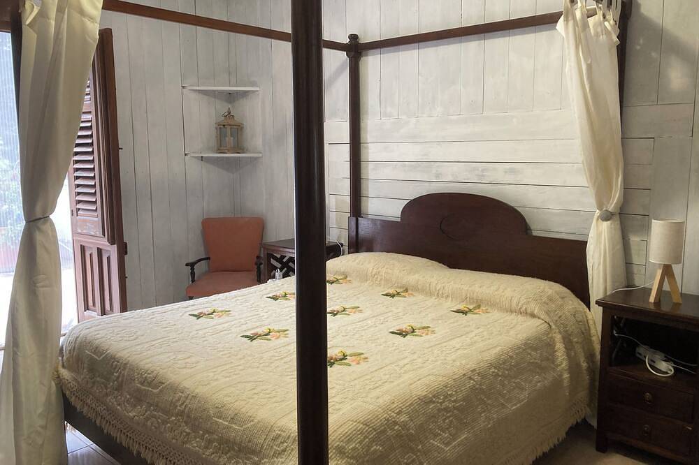 Noravilla with pool between mountains and sea in Altavilla Milicia, Provincia de Palermo