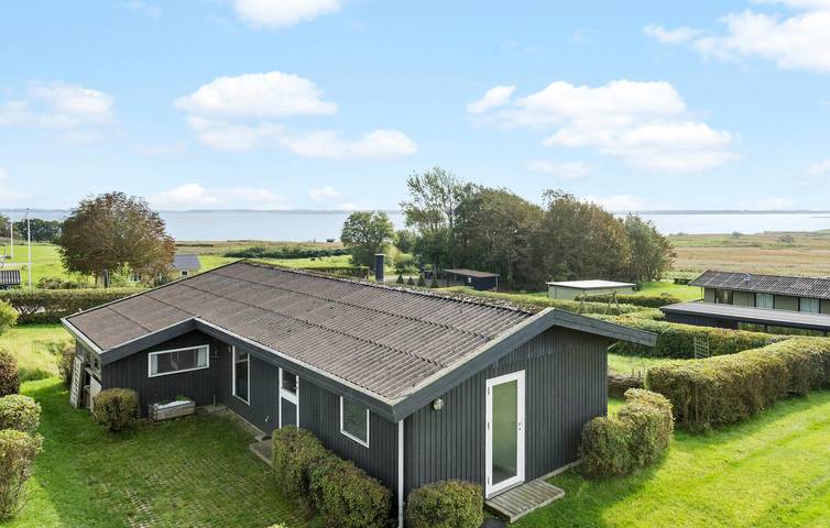 Ferieudlejning for 5 personer, med Terrasse og Have i Morsø