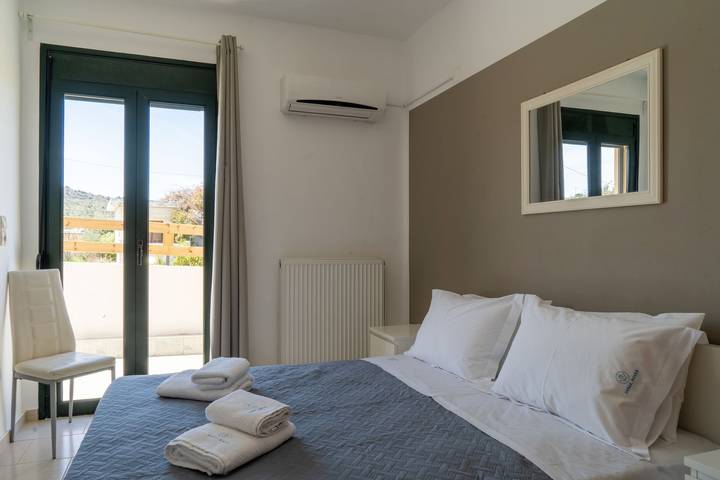 Location de vacances pour 4 personnes, avec balcon ainsi que piscine et jardin à Agios Nikolaos - 4