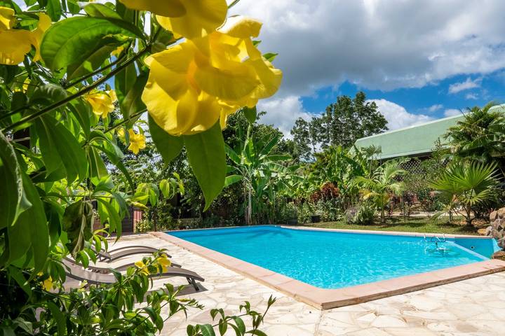 Gîte pour 4 personnes, avec jacuzzi et terrasse ainsi que jardin et piscine - 1