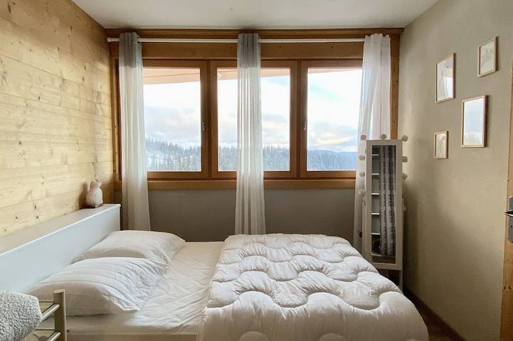 Appartement entier, Au pied des pistes balcon avec vue et poêle à bois in Prémanon, Parc naturel régional du Haut-Jura