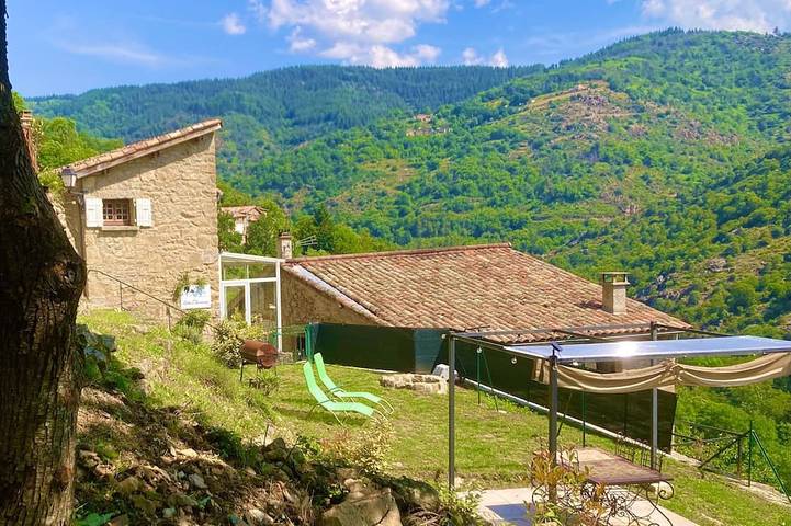 Location de vacances pour 4 personnes, avec Balcon ainsi que Terrasse et Jardin à Asperjoc