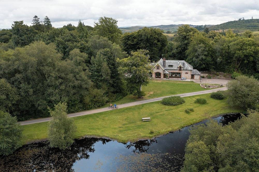 Beautiful house on private estate with hot tub, nature and adventure. in Loch Ken, Dumfries and Galloway