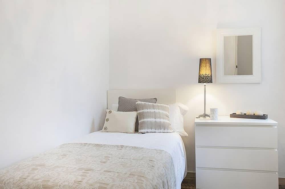 Entire apartment, The Grande 1 Apartment on Valencia St. Ideal for families in Barcelona Centre, Barcelona