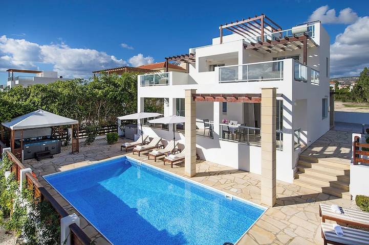 Holiday rental for 9 people, with garden and hot tub in Peyia