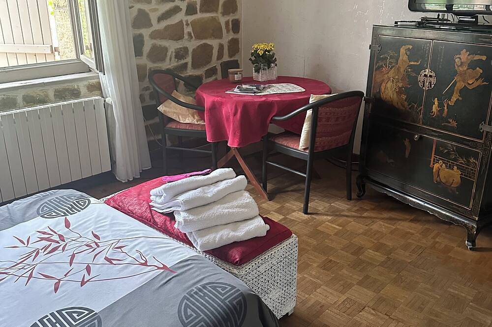 Maison fleuri  /  séjours vacances rivière / une chambre dans grande maison in Saint-Germain, Ardèche