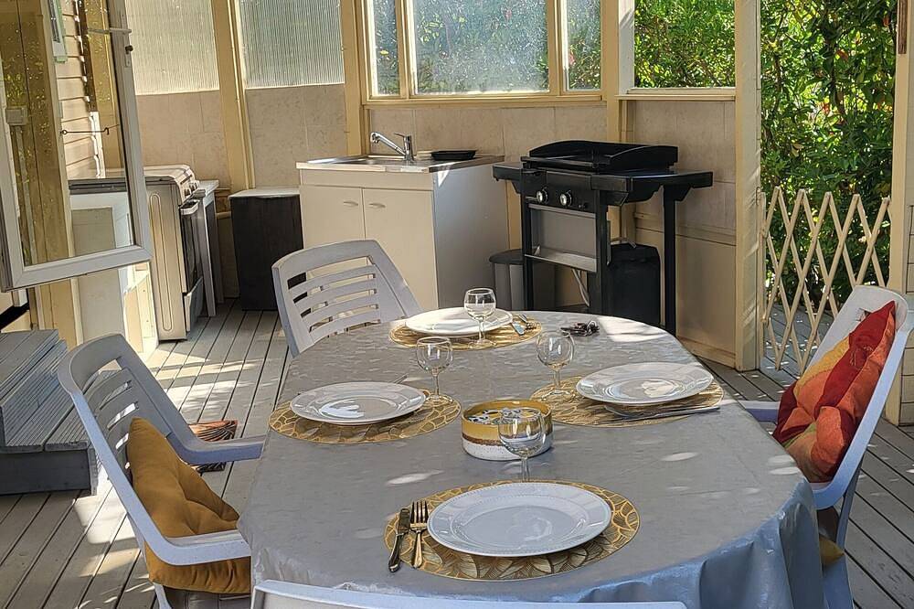 Bungalow in a residential leisure park 15 minutes from the beach in La Crau, Toulon region