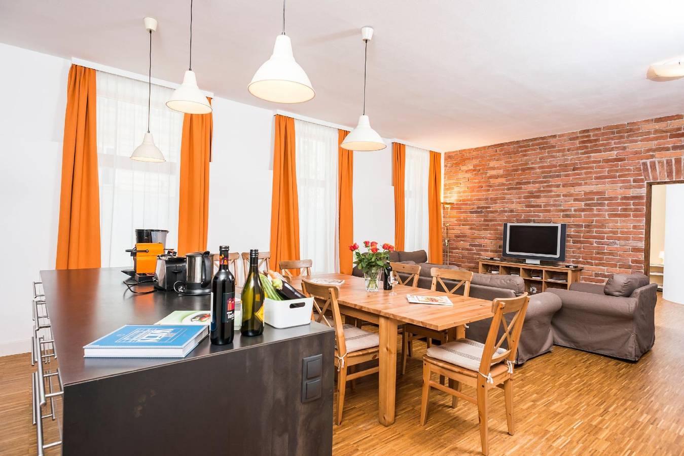 Ganze Ferienwohnung, Komfortable Ferienwohnung für bis zu acht Personen im Erdgeschoss mit eigenem Garten in Hernals, Wien