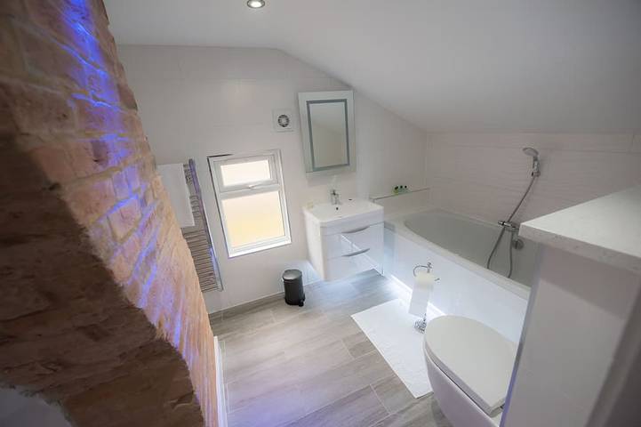 Entire apartment, Superior 1st Floor Apartment with Parking in Reading, Berkshire