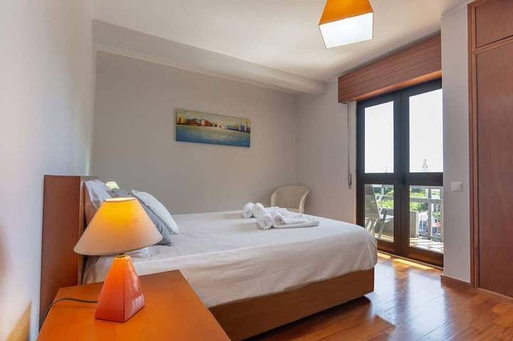Apartamento entero, Modern 3 Bedroom Ocean View Apartment -Walking Distance to Funchal City Centre in São Martinho, Isla de Madeira