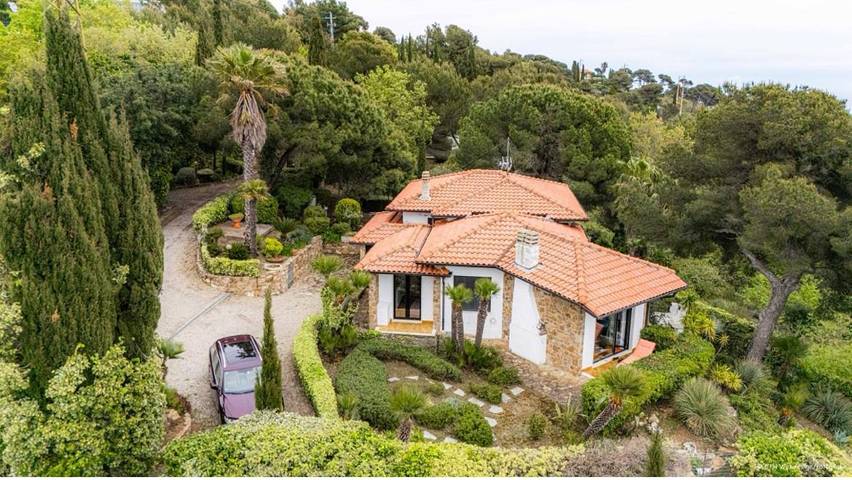 Villa für 8 Personen, mit Balkon und Terrasse sowie Garten und Ausblick