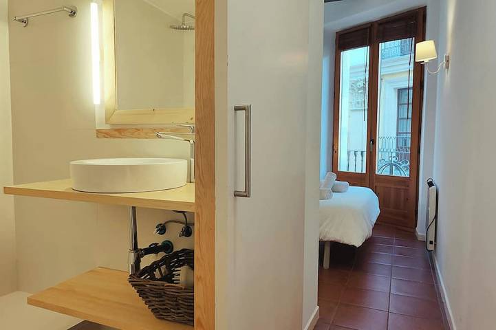 Entire apartment, Bright 2Br Apt in Pl. Catalunya - Rambla D in Barcelona Centre, Barcelona