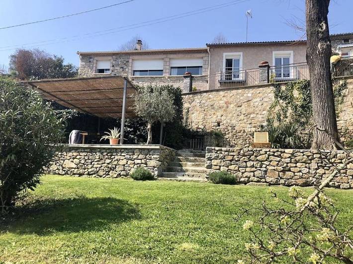 Location de vacances pour 4 personnes, avec Balcon ainsi que Jardin et Piscine à Vals-les-Bains