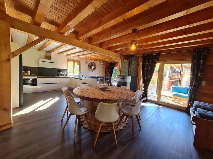 Chalet pour 14 personnes, avec Jacuzzi et Terrasse ainsi que Jardin et Vue sur le lac