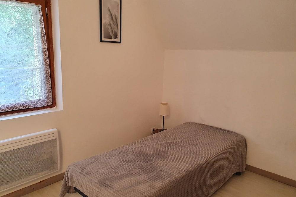 Comfortable 8-person house with shared heated pool between Sarlat and Cahors in Salviac, Lot