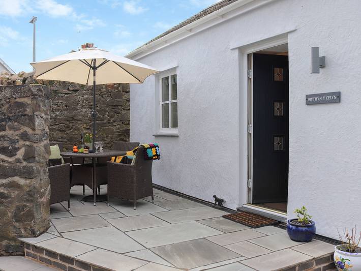 Log cabin for 2 people, with garden in Conwy