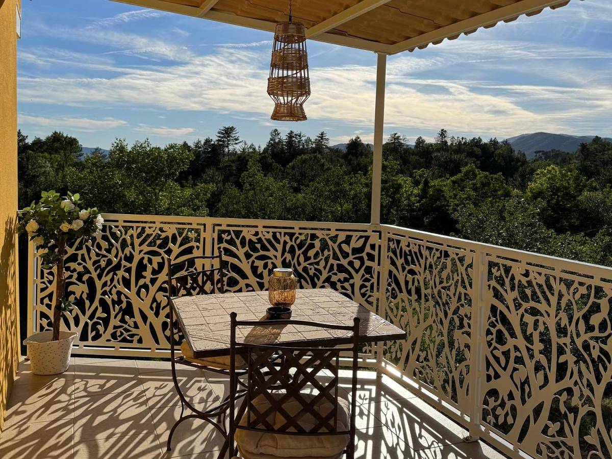 Chambre hotes avec vue panoramique sur la foret in Digne-les-Bains, Alpes-de-Haute-Provence