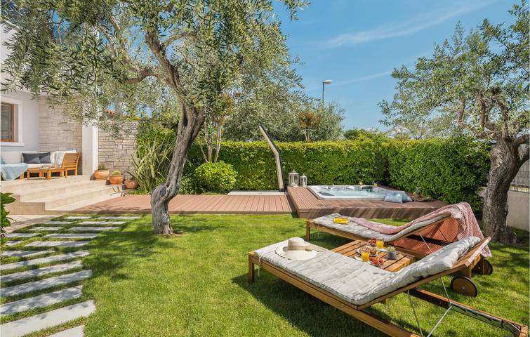 Incantevole appartamento con 1 camera da letto vicino a Rovigno - WiFi, terrazza e parcheggio in Rovigno, Rovigno e dintorni