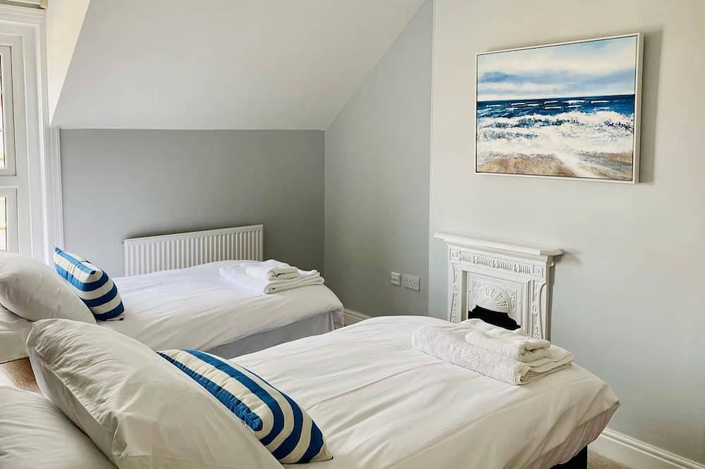 Coast House Cromer - Sleeps 15, hot tub, sea views in Cromer, Norfolk Coast