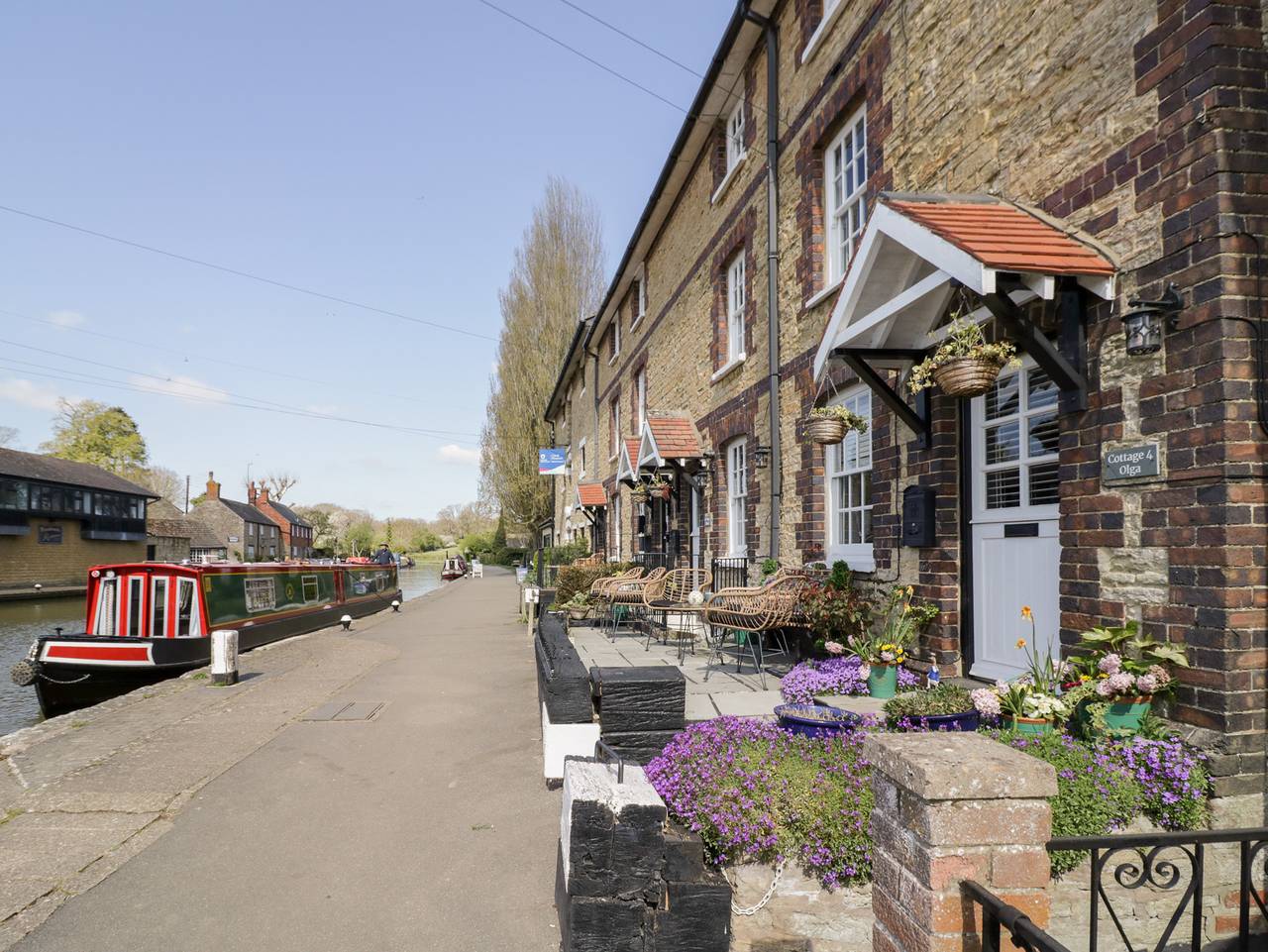 4 Canalside Cottages in Northamptonshire