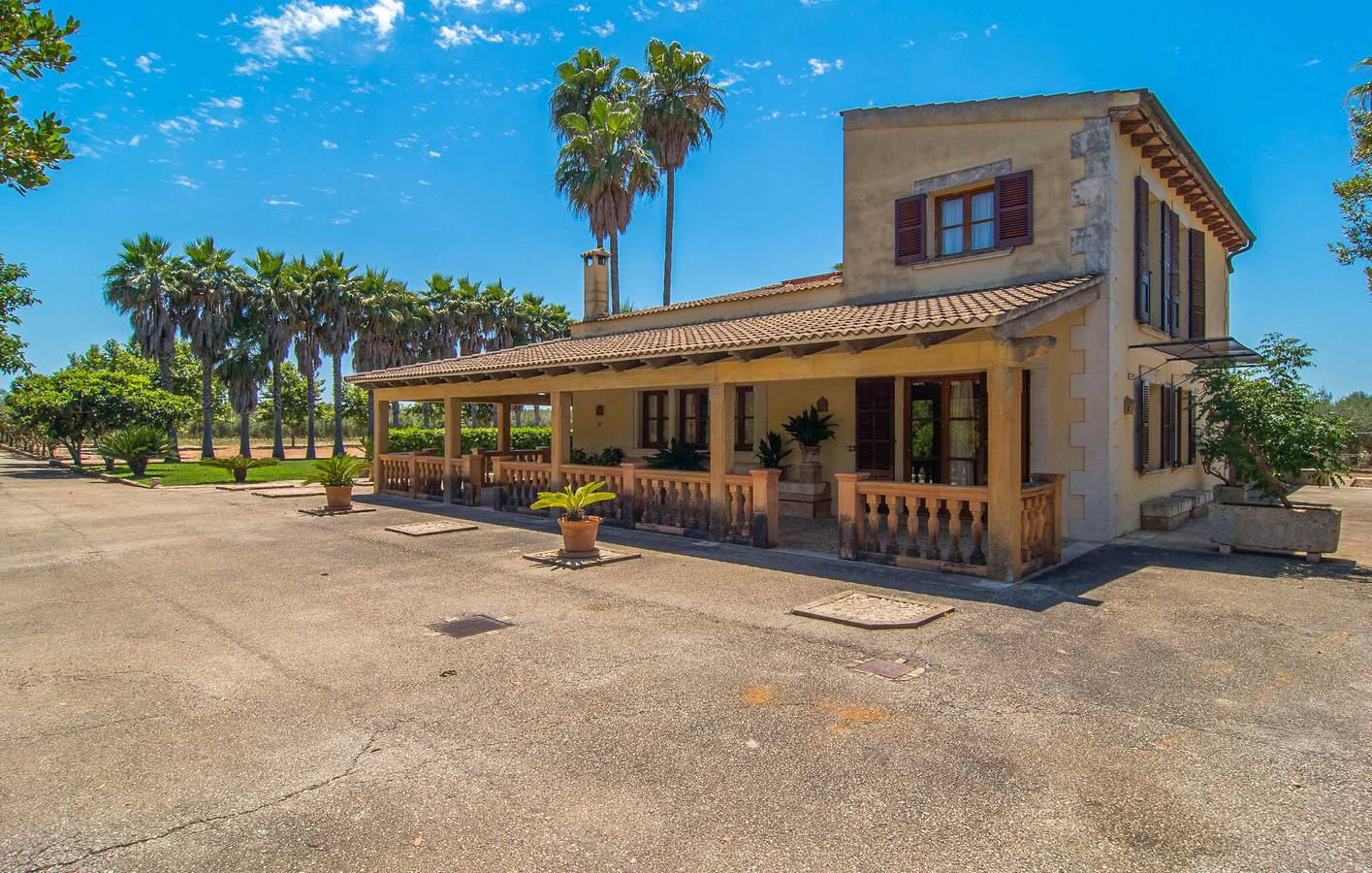 Ultimate Vacation Oasis with Pool and Kitchen in Llubí, Majorca Center