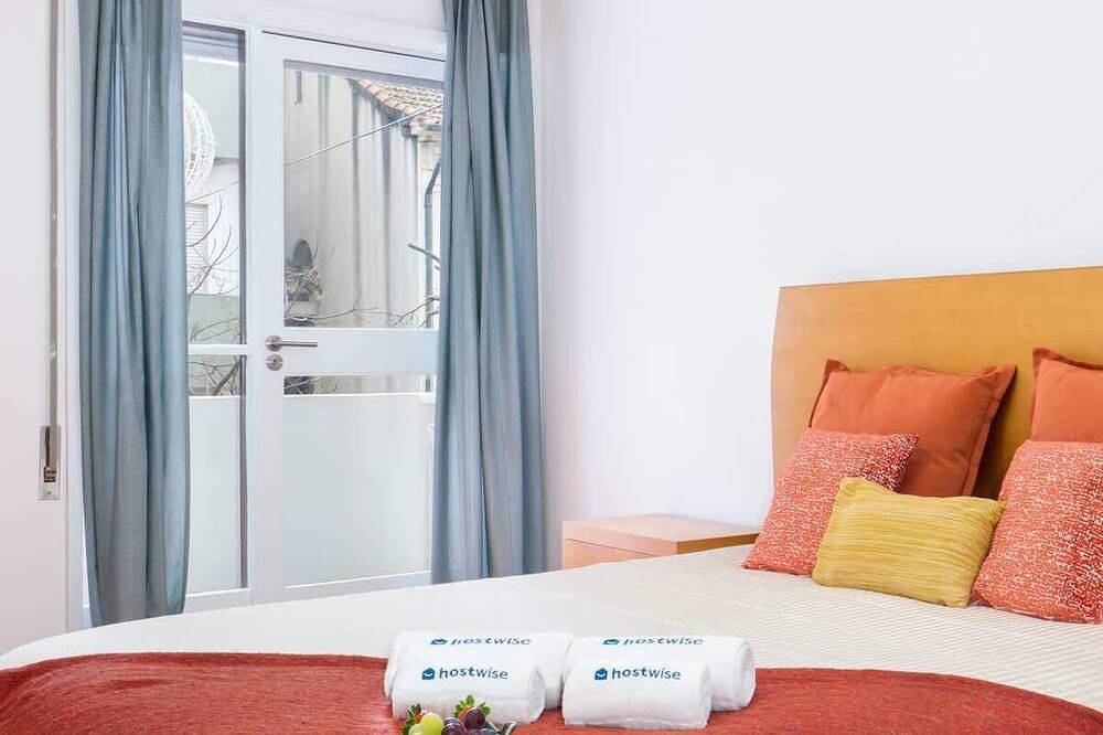 Entire apartment, Spacious Fresh Flat w/ Terrace | Sea by Hostwise in Espinho, Aveiro District