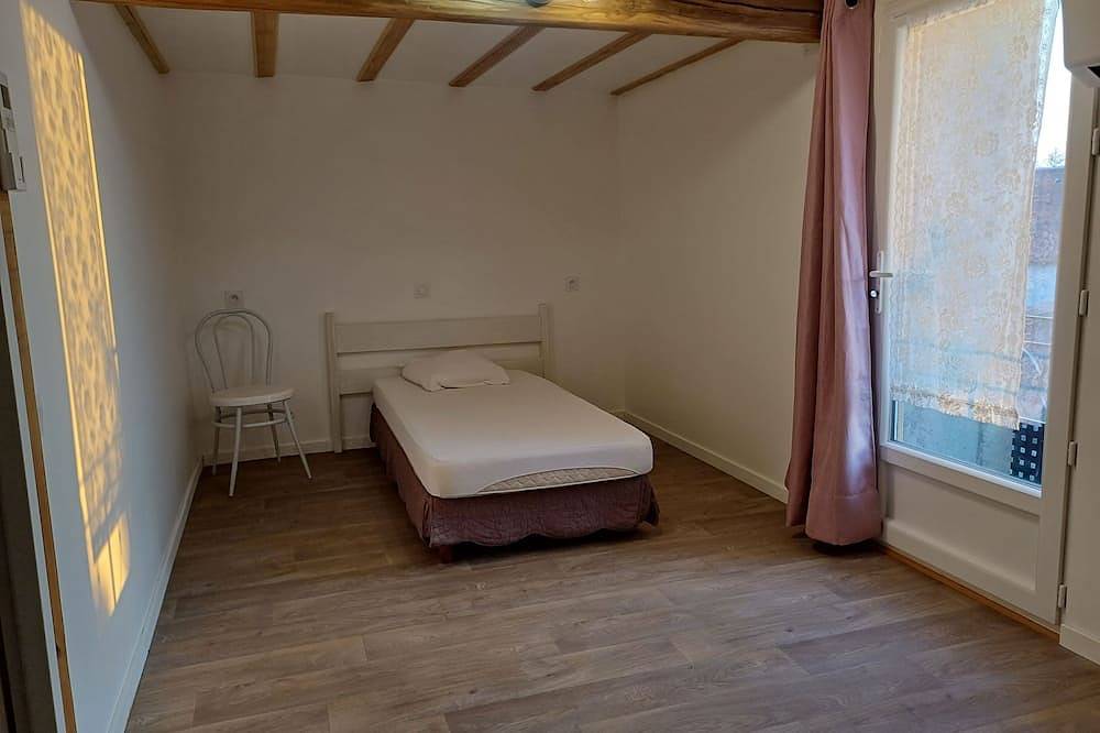 Maison ,terrain clos. Chiens . Ancv.Wi-Fi. Parking. 5 minutes des  commerces . in Pionsat, Puy-de-Dôme