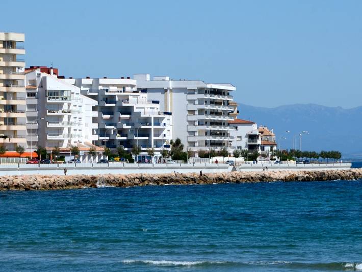 Ganze Wohnung, Geräumige Ferienwohnung in L'Escala für 6 Personen mit Gemeinschaftspool, nahe Strand und Supermarkt in l'Escala, Oberampurien