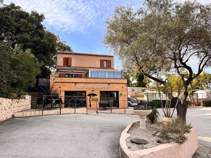 Camping pour 4 personnes, avec Terrasse et Bassin pour enfant ainsi que Piscine et Vue