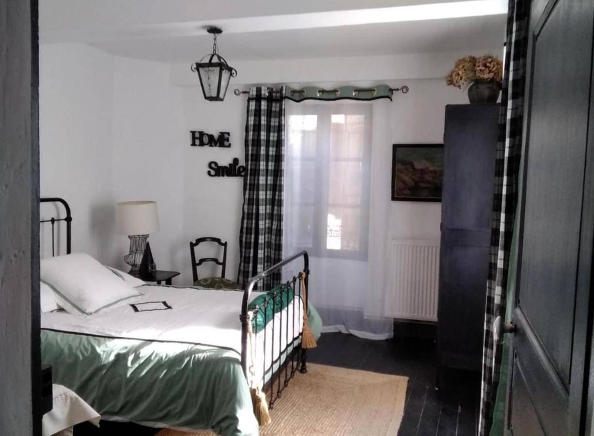 Double Room with Private Bathroom in Leuc, Région de Carcassonne