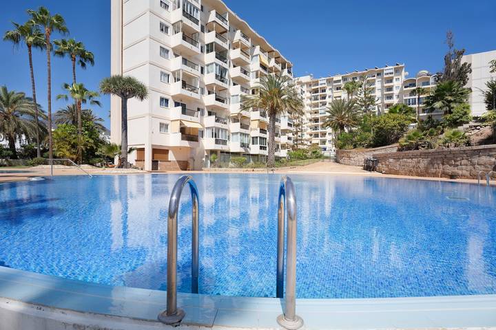 Apartamento entero, Apartamento vacacional "Apto Svezda El Dorado" con vistas al mar, piscina climatizada compartida in Playa de las Américas, Arona 