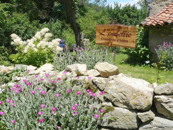 Chambre d’hôte pour 3 personnes, avec Jacuzzi et Terrasse ainsi que Jardin et Vue