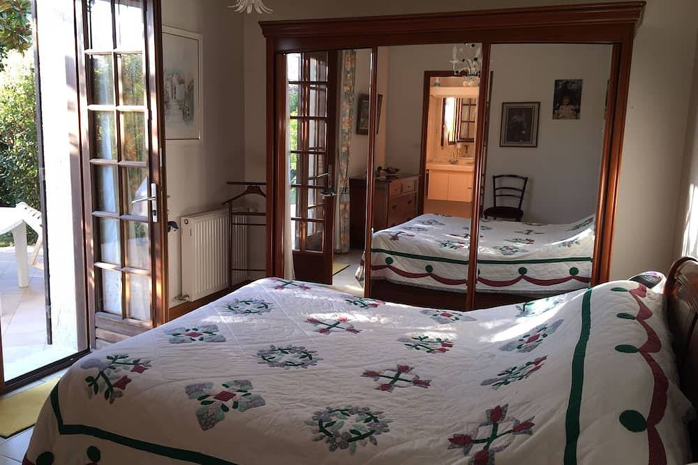 Villa 160 M ° Living Land And With Trees Of 1500 M ° Beautiful Building in Meschers-sur-Gironde, Saintes region