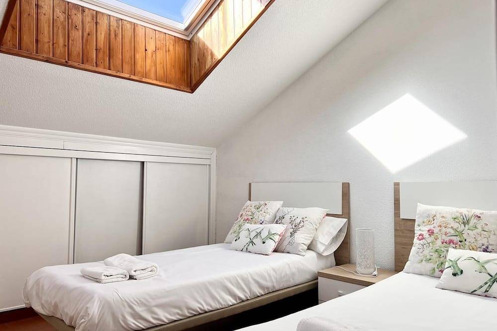 Entire apartment, Cozy penthouse with pool just steps from the beaches in Santa Cruz de Bezana, Cantabrian Coast