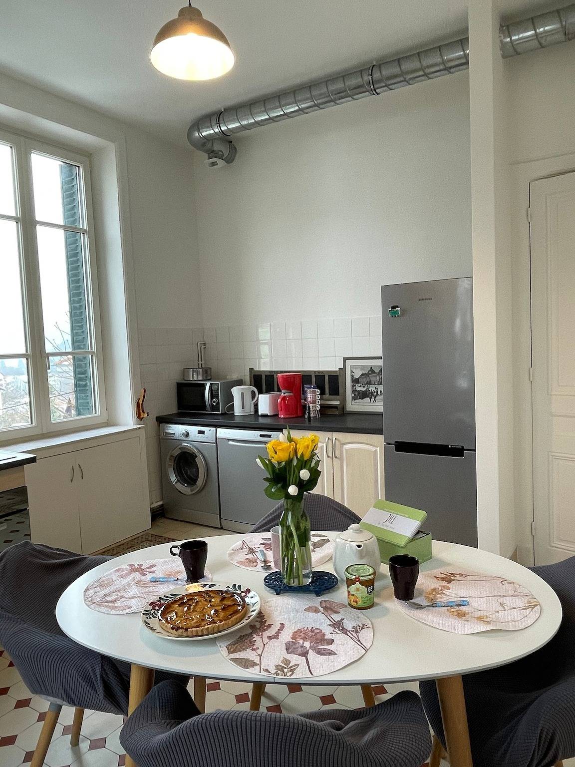 Ganze Wohnung, Ferienwohnung 'Villa Isabelle' mit Bergblick, privater Terrasse und Wi-Fi in Allevard, Isère