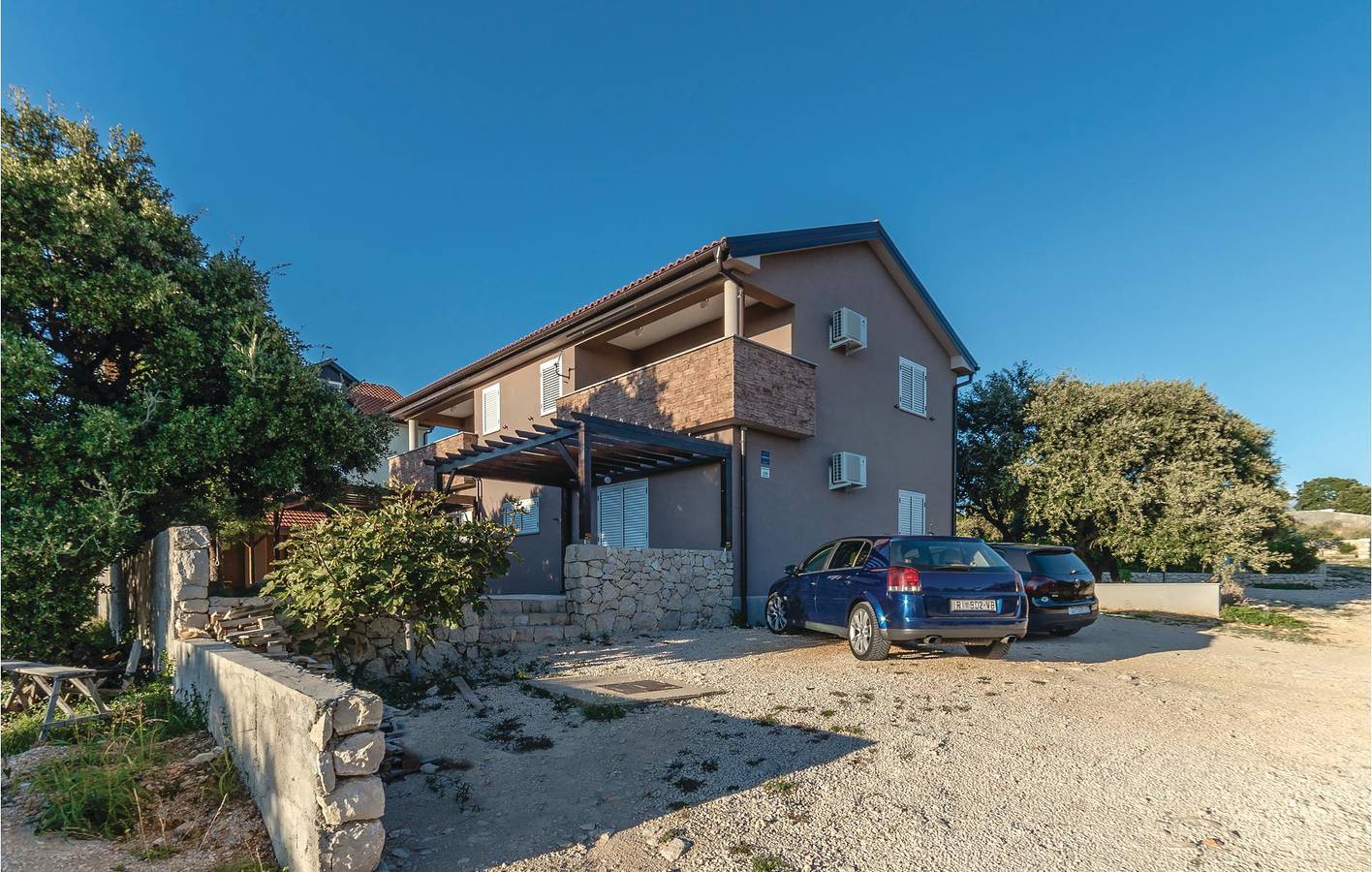 Ganze Ferienwohnung, Apartment mit Meerblick, Terrasse, Parkplatz und WLAN, 700 m vom Strand entfernt in Mandre, Pag