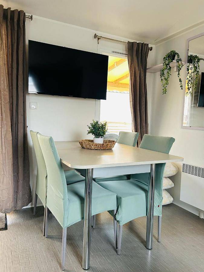 Camping para 8 personas, con Jacuzzi y Terraza además de Jardín y Piscina para niños en Vias