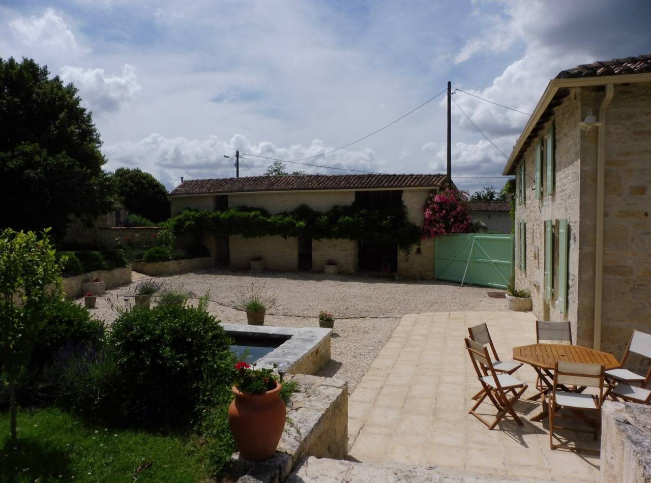 Gite au calme propice à la détente, piscine privée in Cellefrouin, Charente