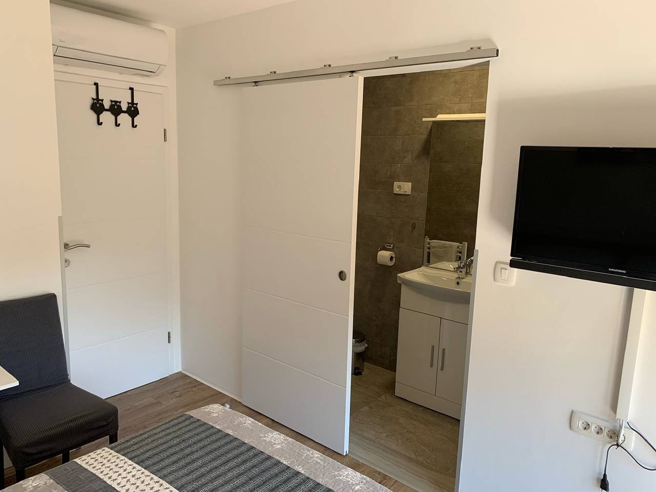 Guesthouse Family Bosnic - Double Room with Balcony - 3 - 4 in Smoljanac, Plitvicer Seen