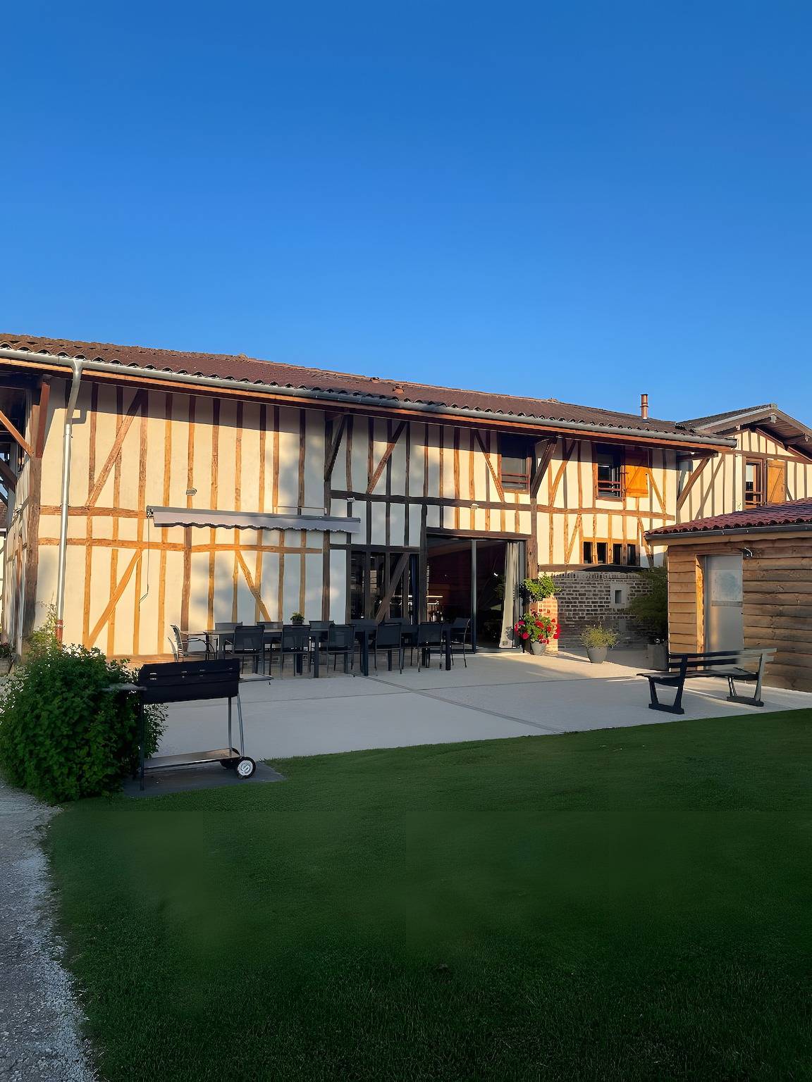 Ferienhaus 'Le Grand Charme' mit Terrasse, Garten und Wlan – Nähe Lac du Der in Écollemont, Marne
